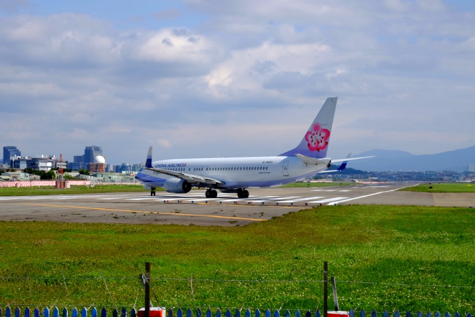 China Airlines Boeing 737-8Q8 B-18653 Departing from Taipei Songshan Airport 20160126d