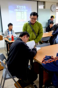 Chin-Wen Hung Signing Books for Funs before Speech 20151230b