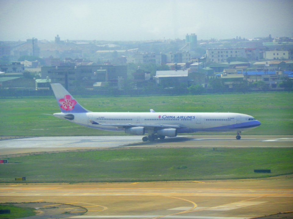 China Airlines B-18802 on North Runway of Taoyuan Intetnational Airport Ready to Take off 20140330