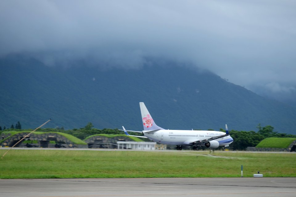 China Airlines Boeing 737-809 B-18605 Taking off from Hualien Airport 20160813b