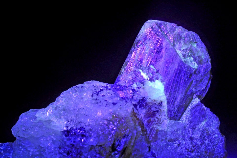 Chrysobéryl var. alexandrite sous UV (Madagascar) 1