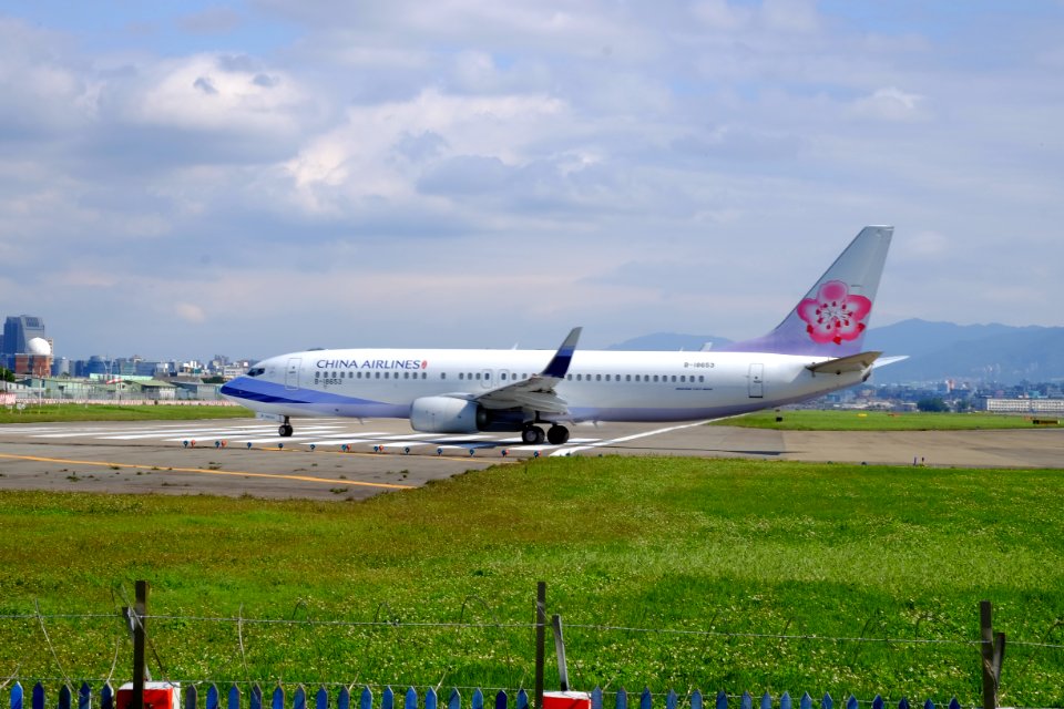 China Airlines Boeing 737-8Q8 B-18653 Departing from Taipei Songshan Airport 20160126c