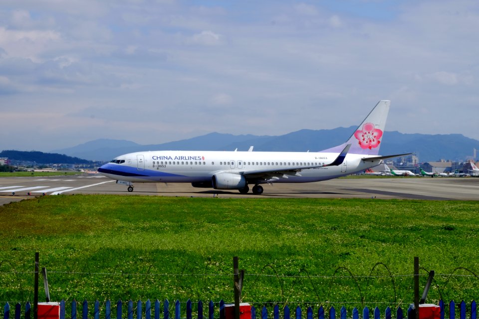 China Airlines Boeing 737-8Q8 B-18653 Departing from Taipei Songshan Airport 20160126b