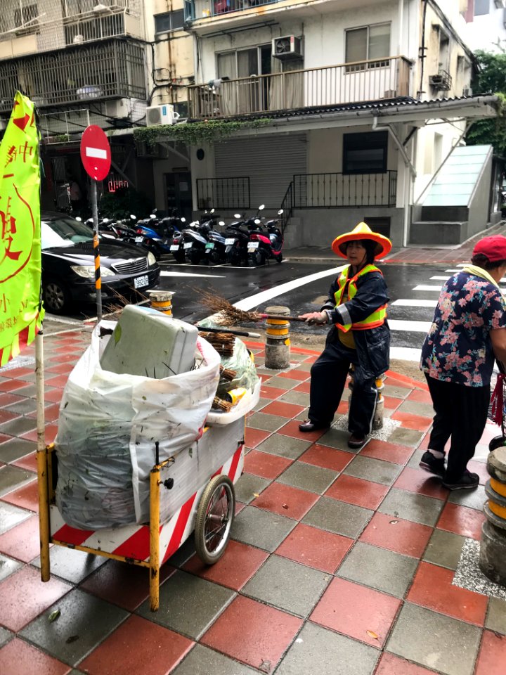 Cleaning Works of DEPCT Working at Sanmin Road, Taipei after Rain 20171013b
