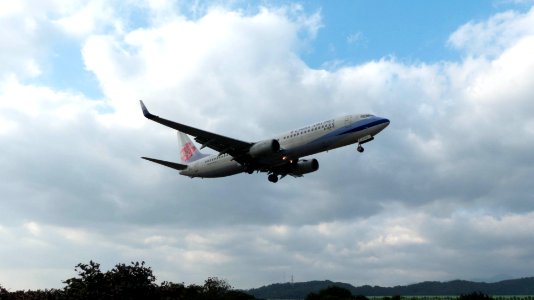 China Airlines Boeing 737-809 B-18612 Final Approach to Taipei Songshan Airport 20150101b