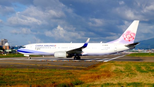 China Airlines Boeing 737-8SH B-18658 Departing from Taipei Songshan Airport 20160731c