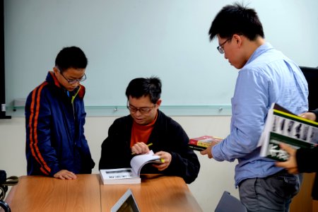 Chin-Wen Hung Signing Books for Funs before Speech 20151230a