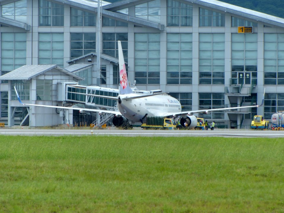 China Airlines Boeing 737-809 B-18605 Parked in Hualien Airport 20160813a