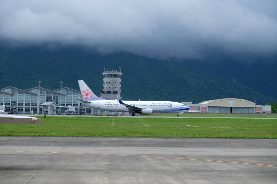 China Airlines Boeing 737-809 B-18605 Taking off from Hualien Airport 20160813a