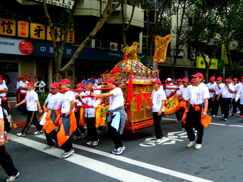 Ciyou Temple Mazu Cruise Parade 20131117-083