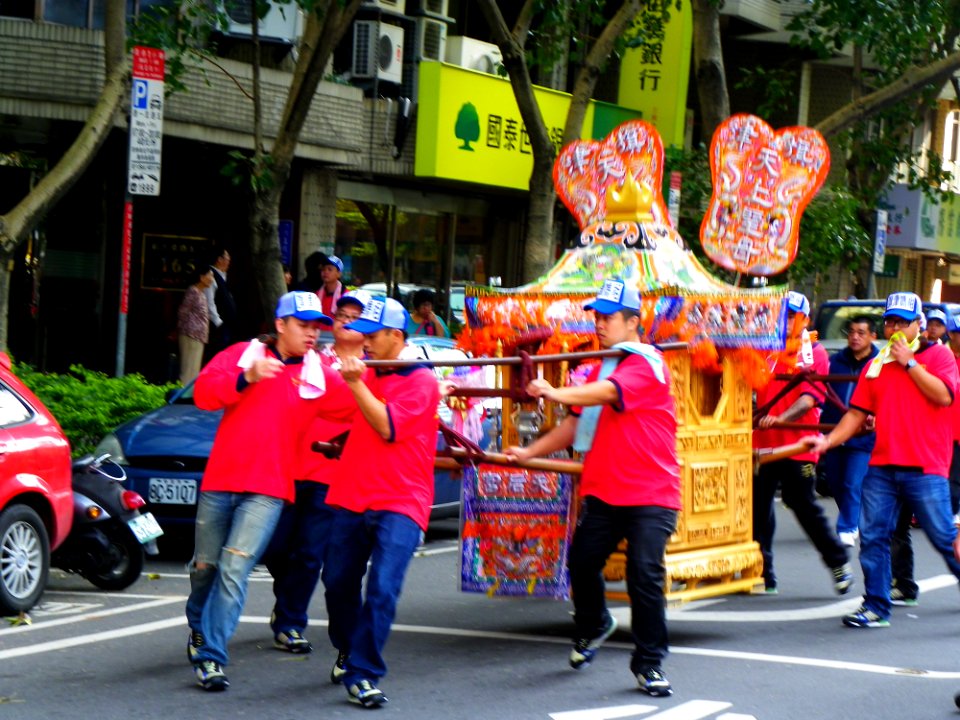 Ciyou Temple Mazu Cruise Parade 20131117-033