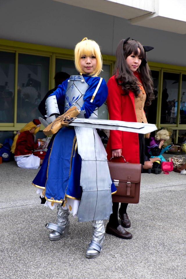 Cosplayers of Saber and Rin Tōsaka in FF25 20150131