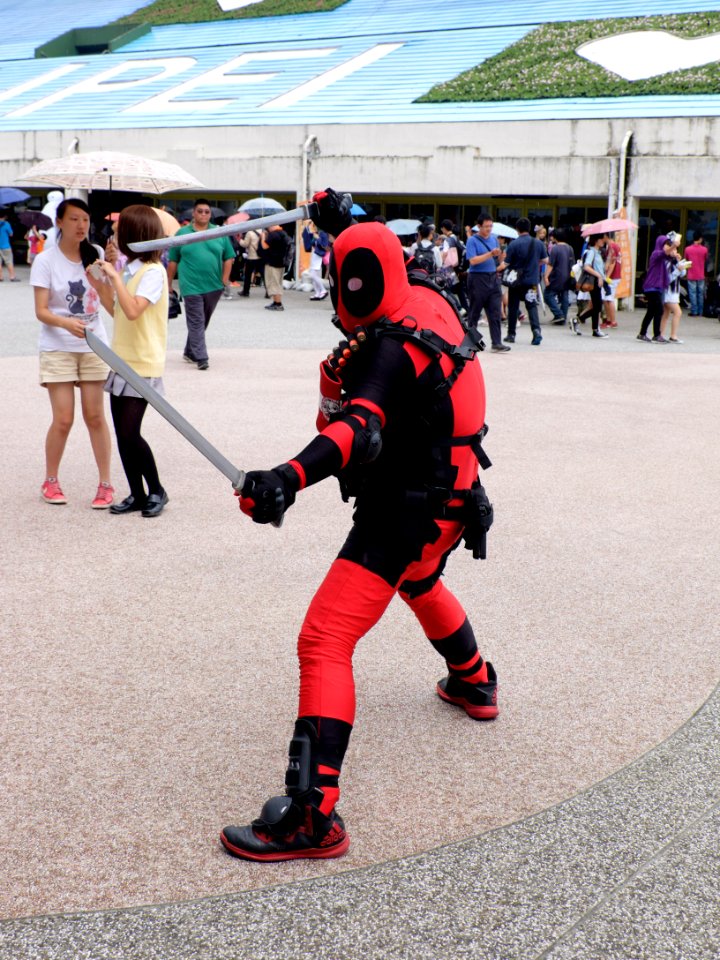 Cosplayer of Deadpool, the X-Men at FF26 20150830