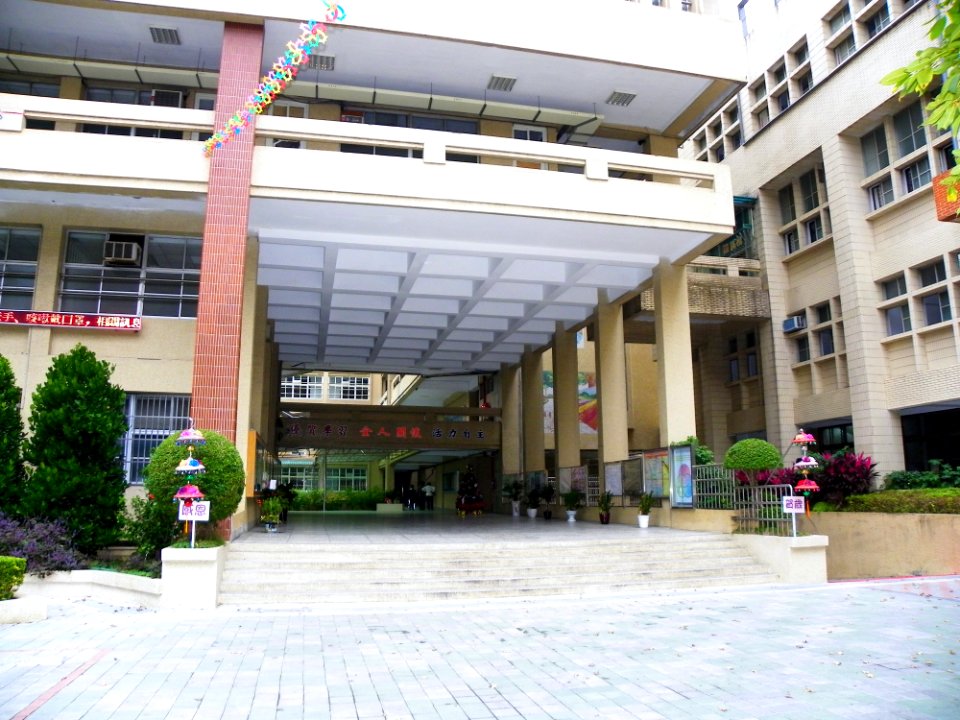 Concourse of Wuchang Junior High School 20100101