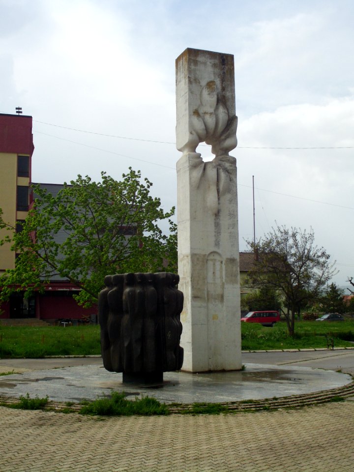 Communist-era monument, Kosovo Polje