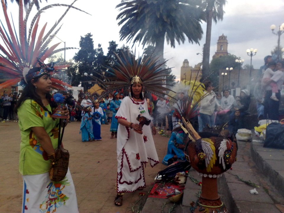 Copal ahumando, mujer buscando