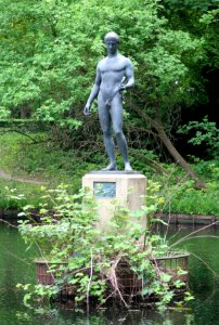 Bronzefigur Sieger von Wilhelm Wandschneider