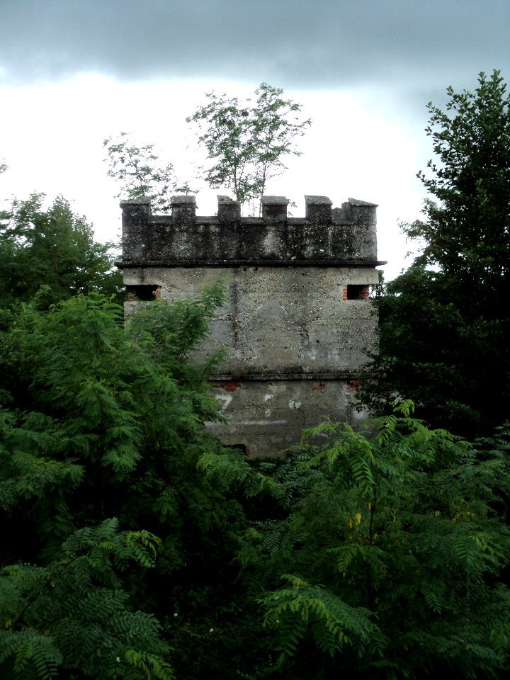 Bunker kraj željezničkog mosta