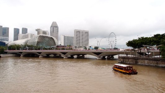 Bumboat nearby Esplanade Bridge 20130210s