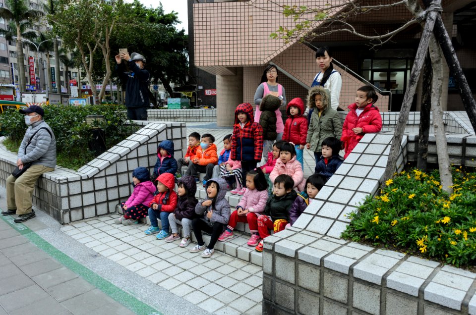 Children and Teachers Wait for Earthquake Experience Lesson 20170307a