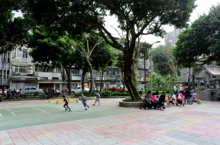 Children Playing at Baoqing Park 20160405
