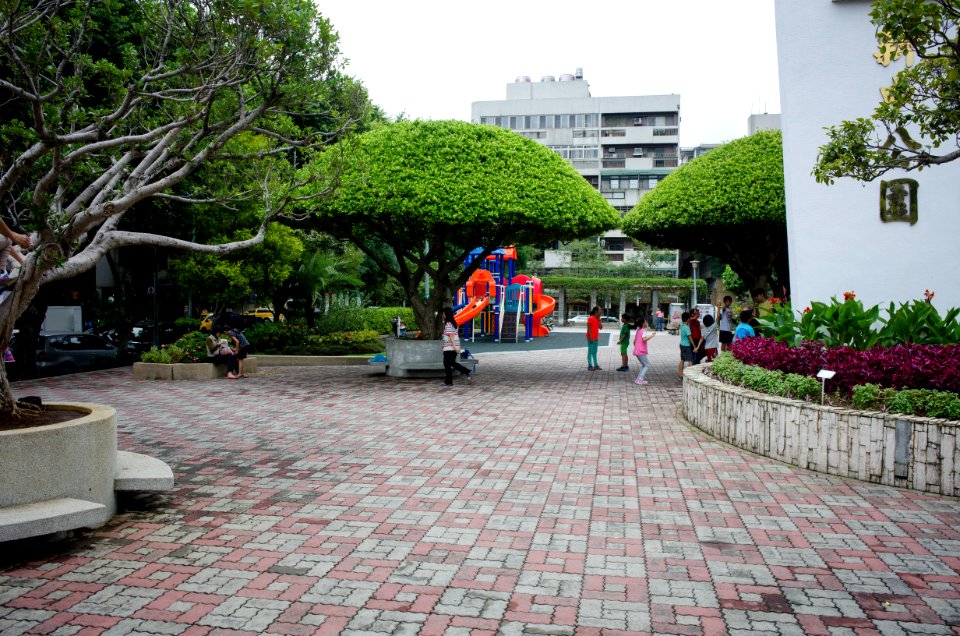 Children Playing at Xinzhong Park 20141009