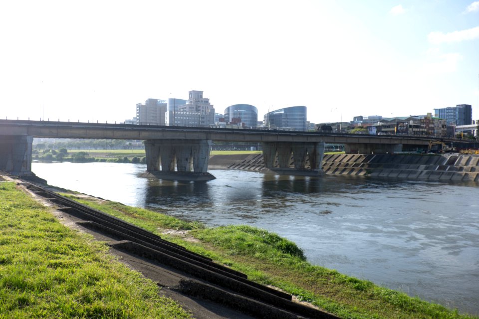 Chenggong Bridge View from Nanhu Riverside Park South 20141030