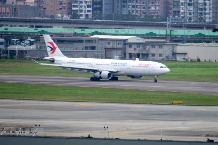 China Eastern Airlines Airbus A330-343 B-5976 Arrival to Taipei Songshan Airport 20170131b