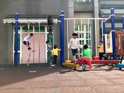 Children Playing at West Court of Jian-Kang Elementary School 20180331b