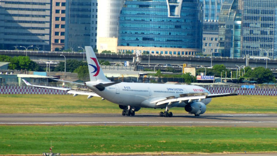China Eastern Airlines Airbus A330-243 B-6128 Taxiing at Taipei Songshan Airport Runway 20160821b