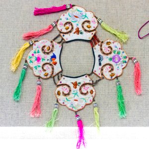 Embroidered satin collar photo