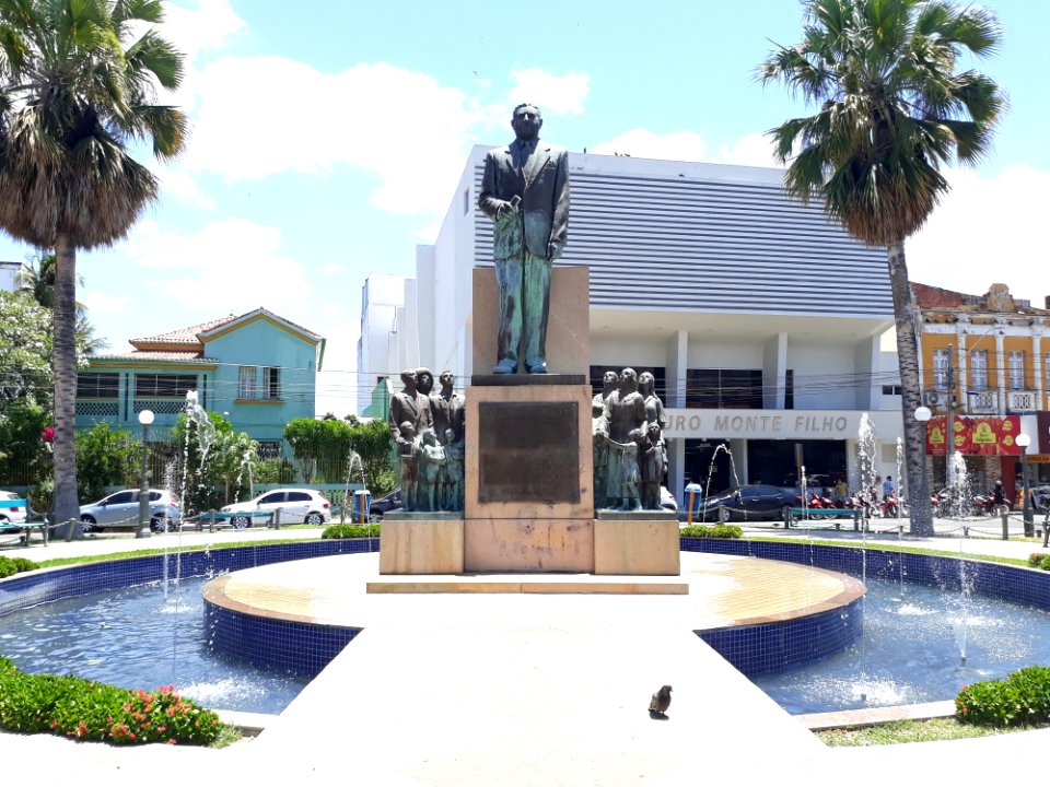 Estátua de Dix-Sept Rosado na Praça Vigário Antônio Joaquim, Mossoró (RN)