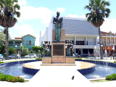 Estátua de Dix-Sept Rosado na Praça Vigário Antônio Joaquim, Mossoró (RN)