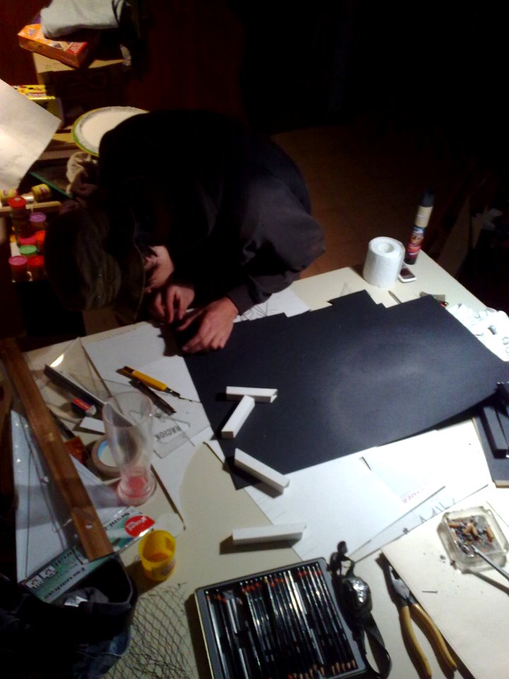 Estudiante haciendo maqueta