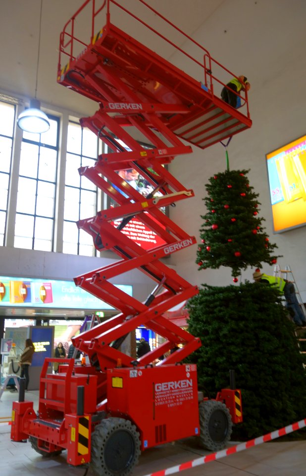 Düsseldorf Hauptbahnhof 2019, Aufstellen des Weihnachtsbaums