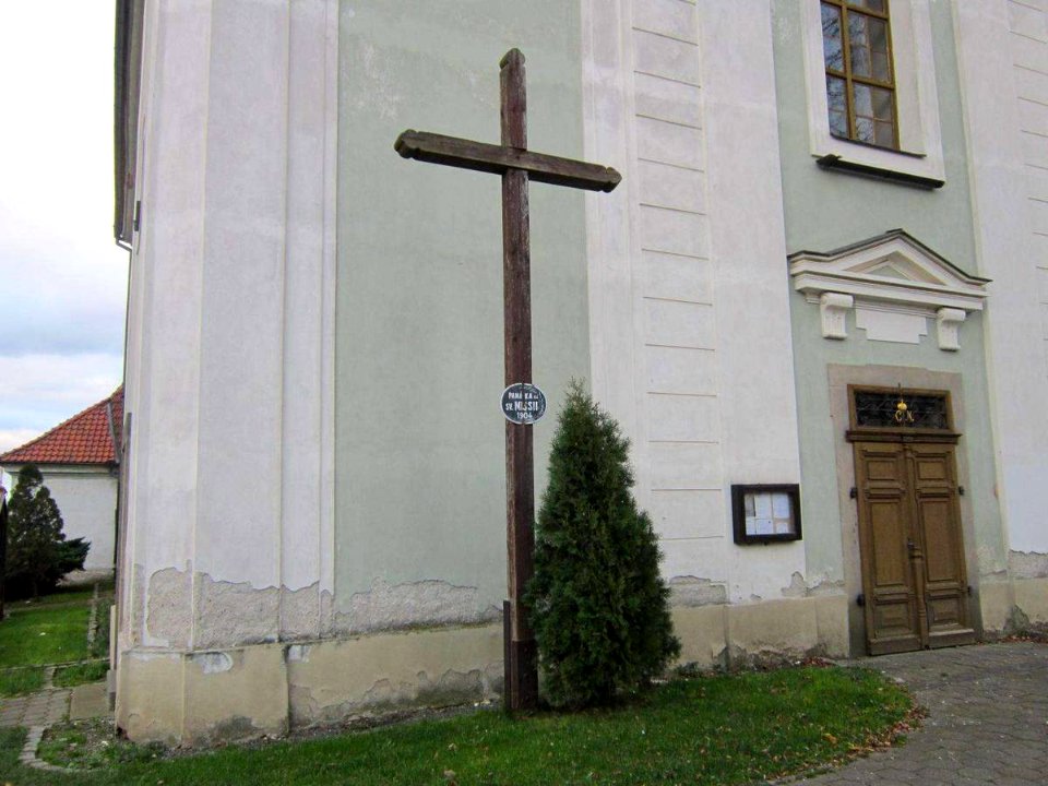 Dřevěný kříž u kostela v Žebráku (Q66566762)