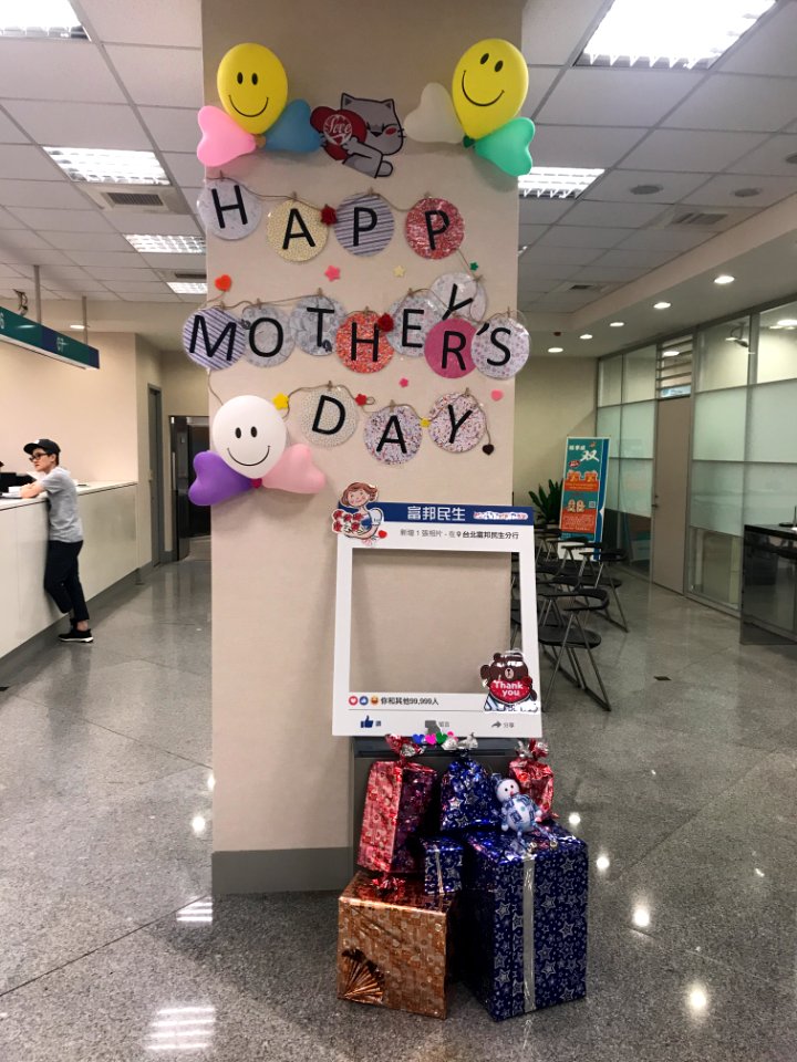 Decoration of Mother's Day on Column at Taipei Fubon Bank Minsheng Branch 20180510