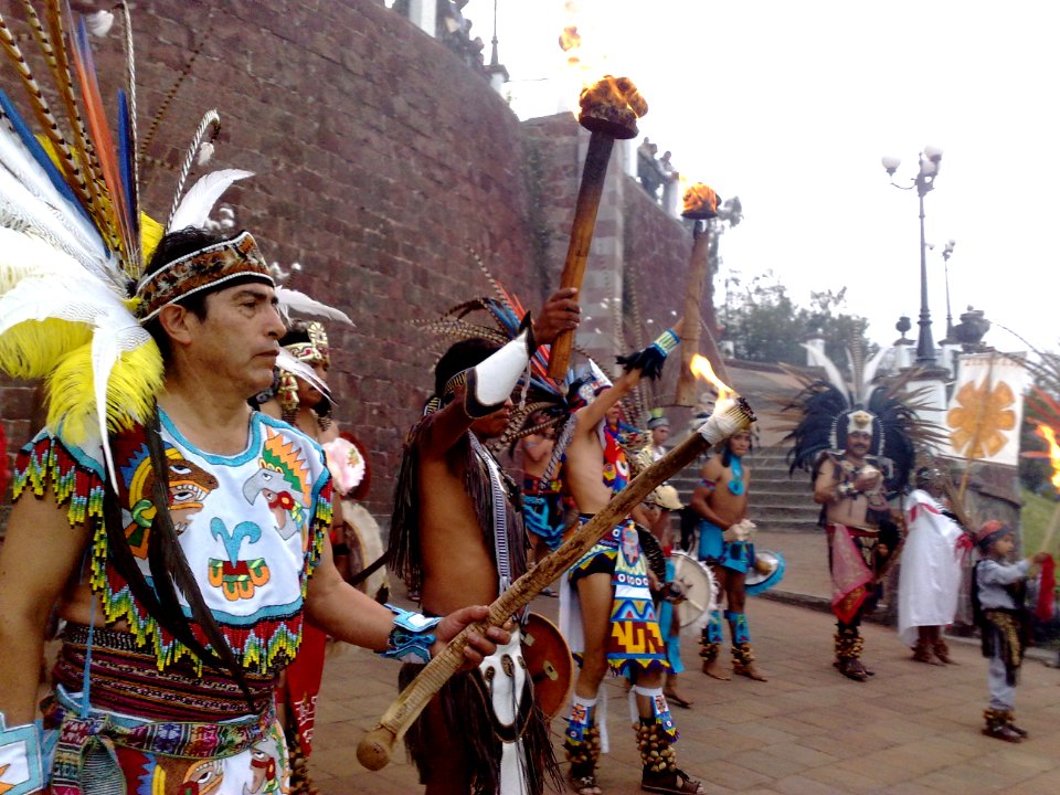 Danzantes con fuego nuevo