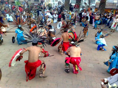 Danzantes agachando el cuerpo