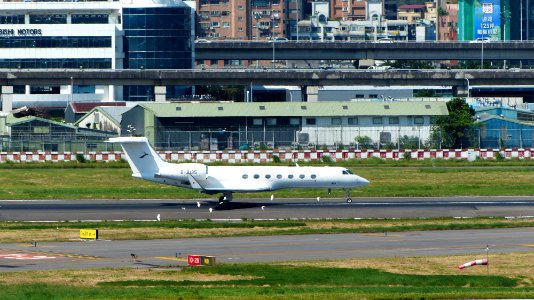 Deer Jet Gulfstream G550 B-8135 Taking off from Taipei Songshan Airport 20160924a