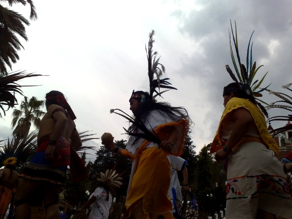 Danzantes a contraluz
