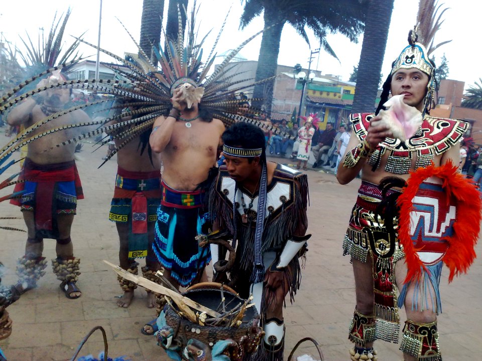 Danzantes soplando en caracol