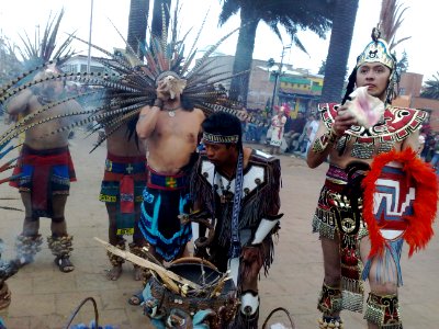 Danzantes soplando en caracol