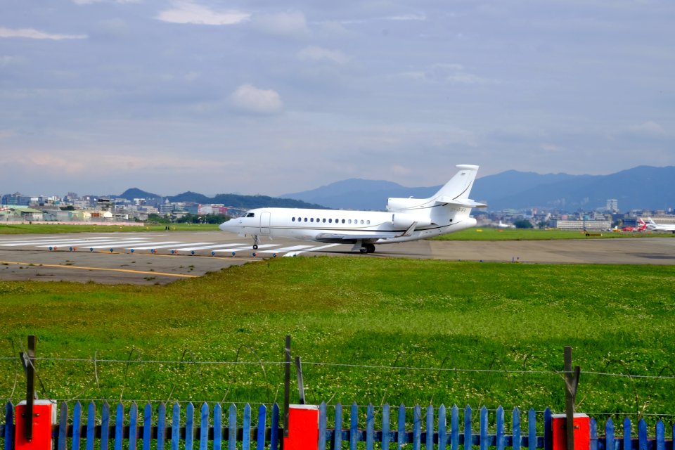 Dassault Falcon 7X OY-FFI Departing from Taipei Songshan Airport 20160126e