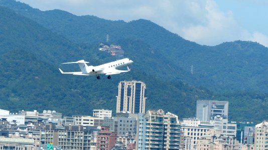 Deer Jet Gulfstream G550 B-8135 Taking off from Taipei Songshan Airport 20160924b