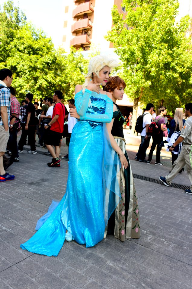 Cosplayers of Anna and Elsa, Frozen in FF24 20140727
