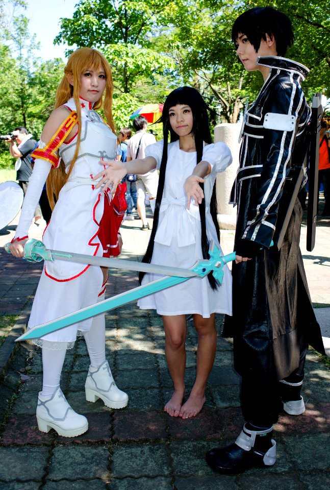 Cosplayers of Asuna, Yu, Kirito, Sword Art Online in FF24 20140727 (cropped)