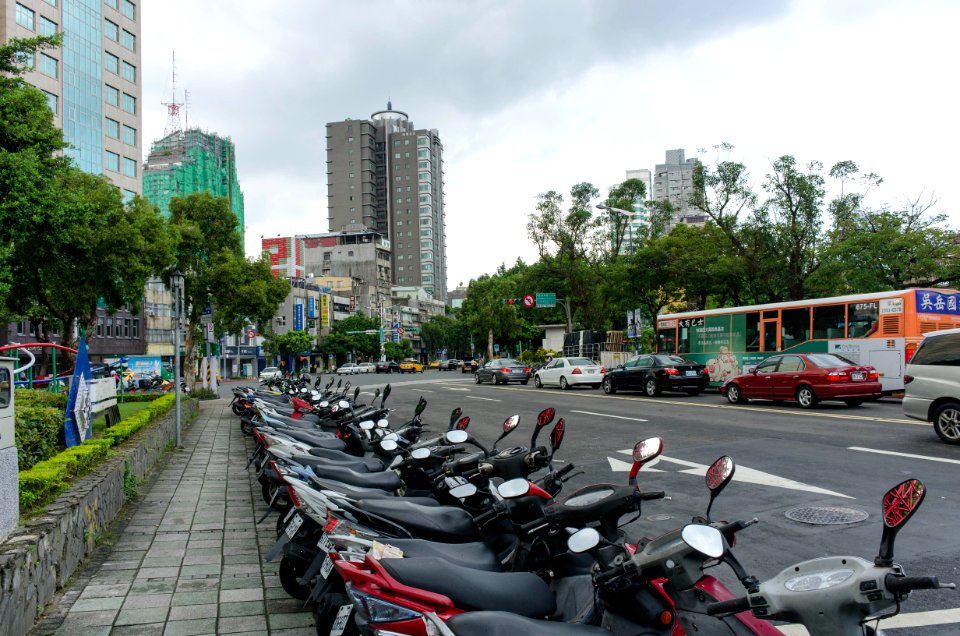 Cross Point of Bade Road and Section 1, Zhongxiao East Road 20140806