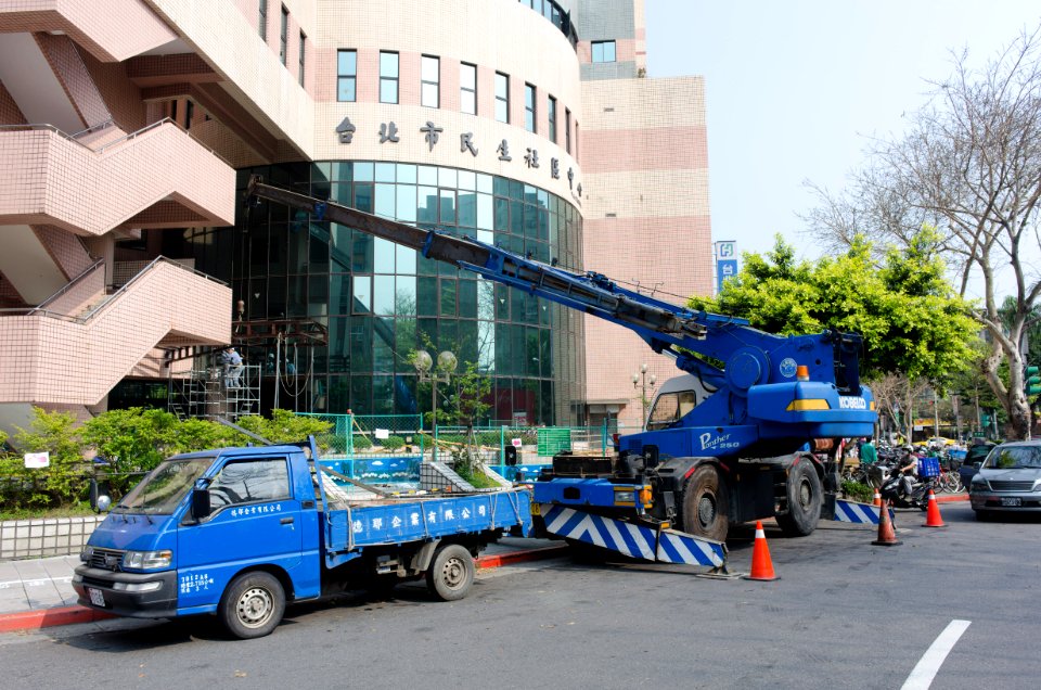 Crane Truck Support Main Entrance Covered Walkway Building 20150318a