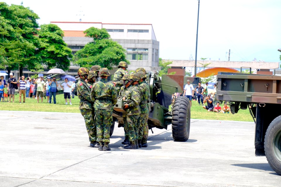 Crew Ready for Open Trail of M114 155mm Howitzer on Ground 20150704